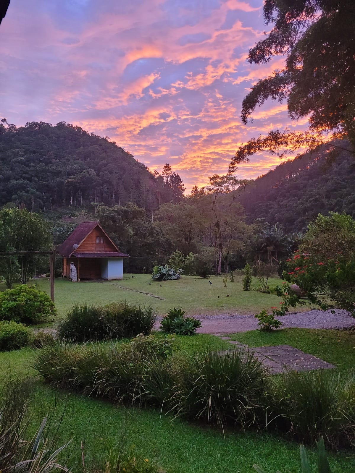 Vista externa do chalé com por do sol